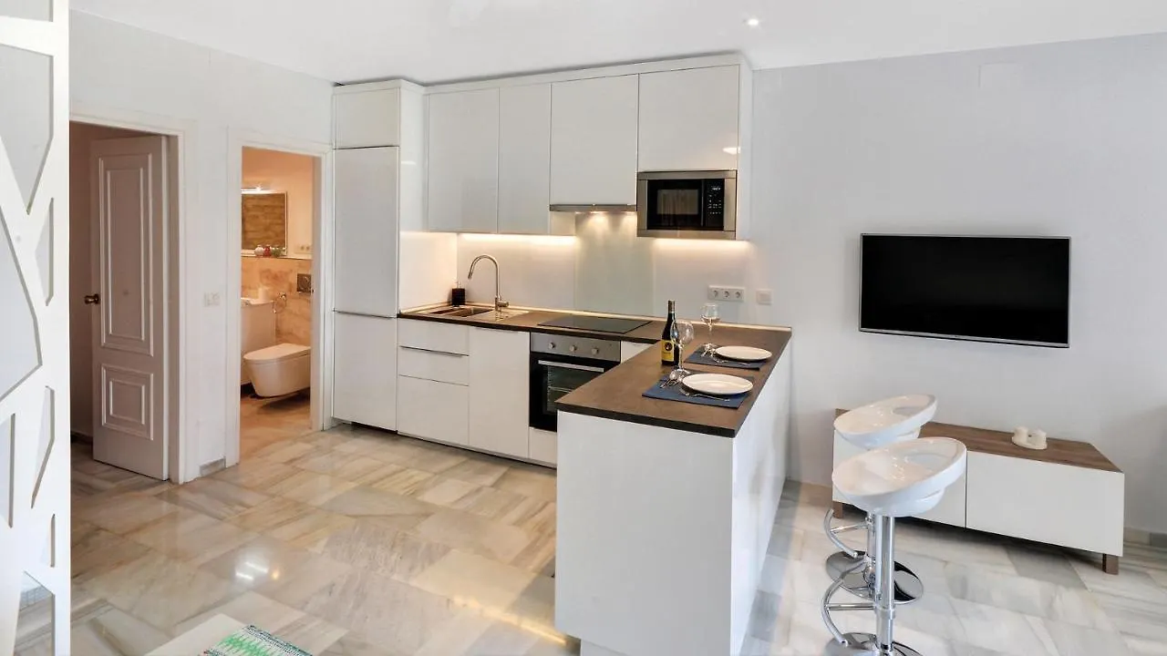 Lovely Frontline Beach Apartment Sitio de Calahonda