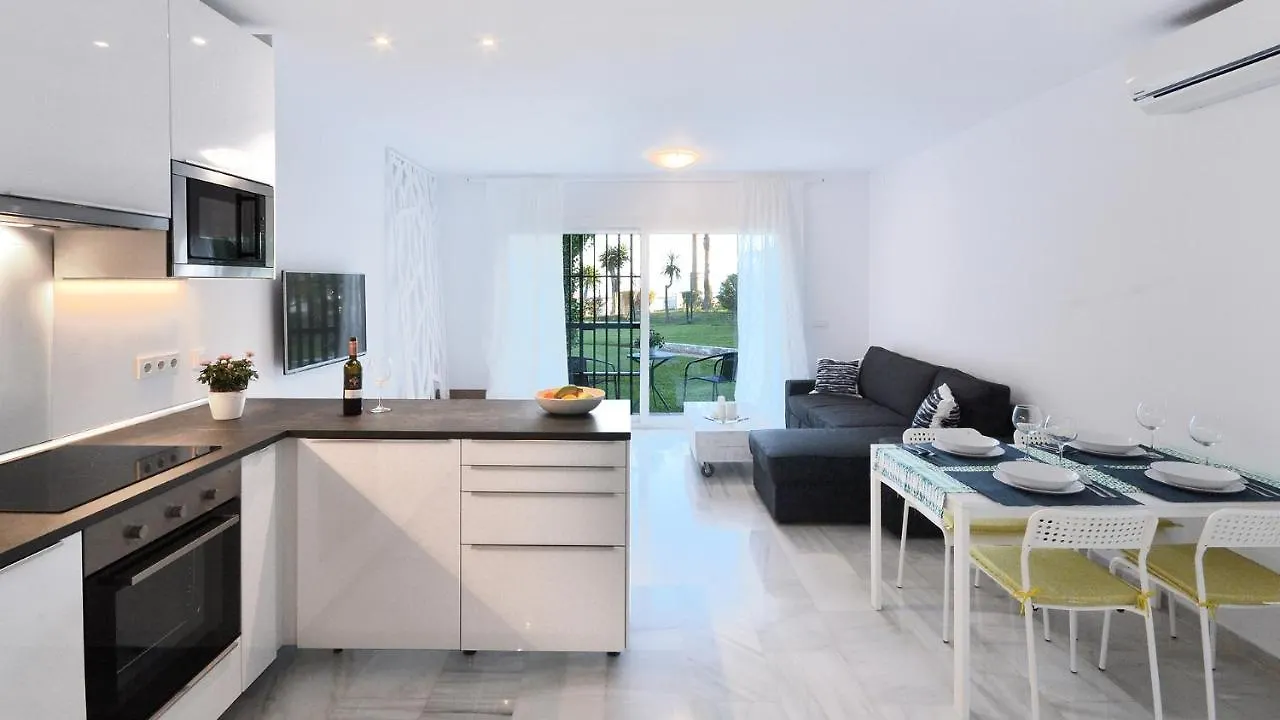 Lovely Frontline Beach Apartment Sitio de Calahonda