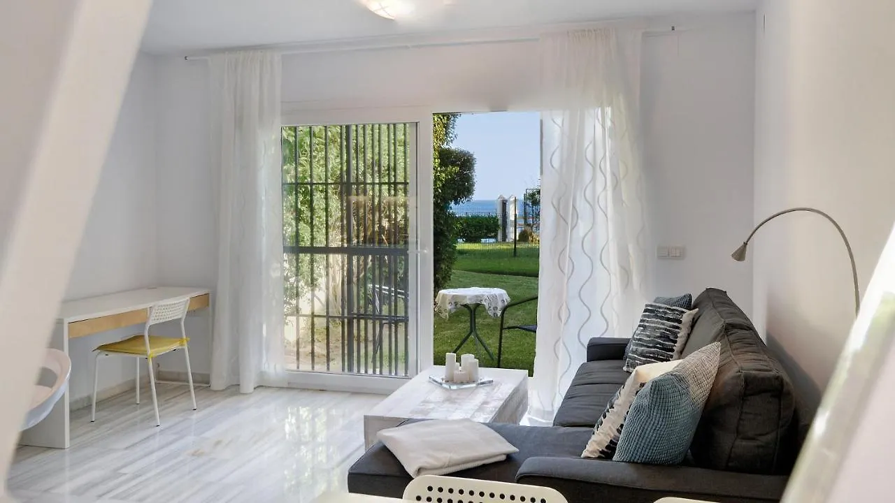 Lovely Frontline Beach Apartment Sitio de Calahonda