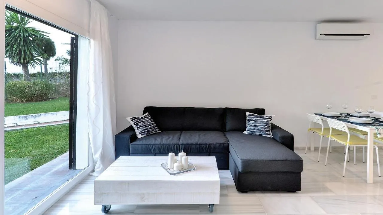 Lovely Frontline Beach Apartment Sitio de Calahonda