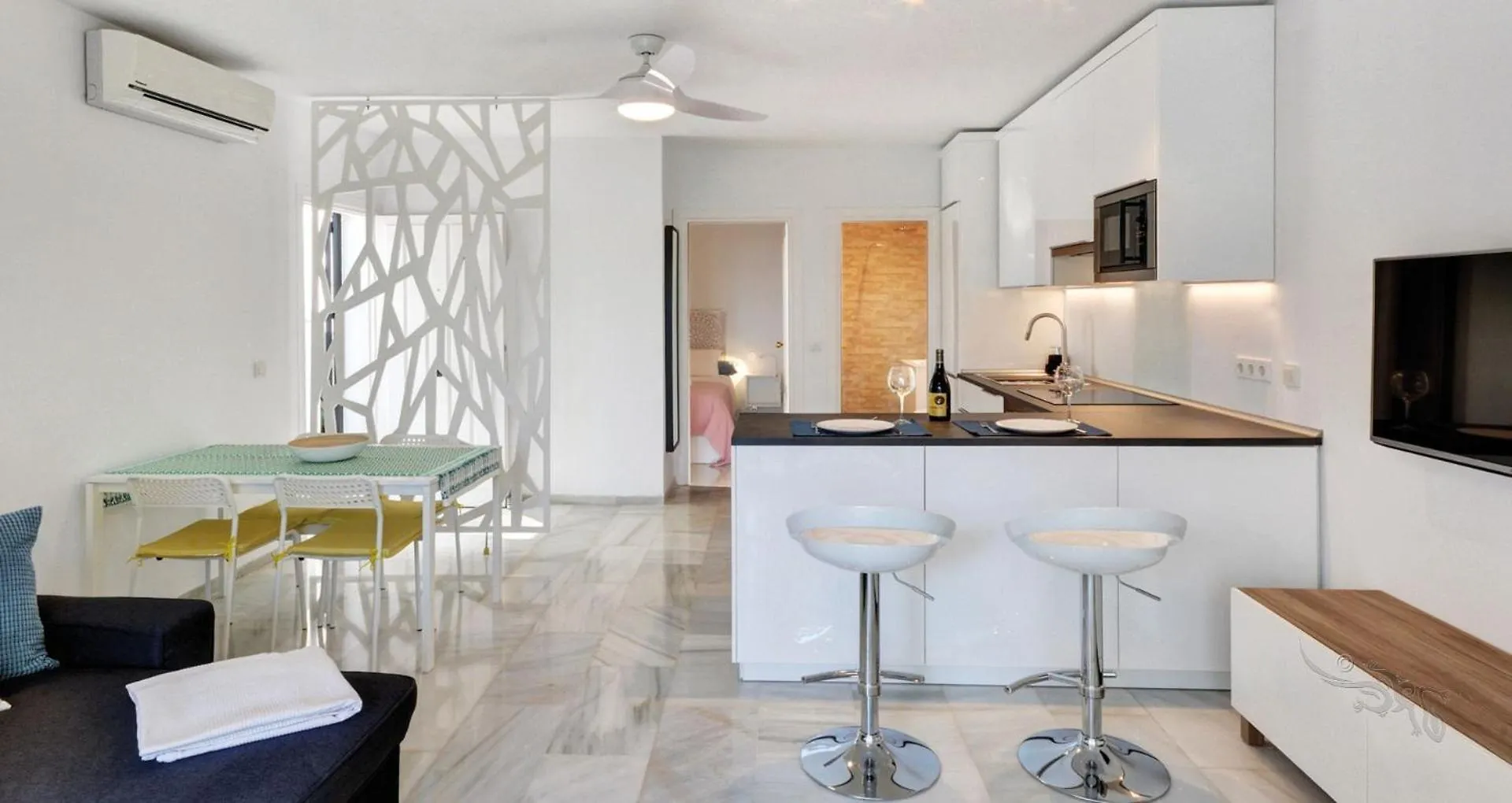 Lovely Frontline Beach Apartment Sitio de Calahonda